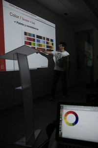 Fernando Val durante el taller. Armonía de color